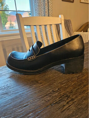 Prediction brand black chunky penny loafer heels size 9 Y2K style 90s whimsigoth